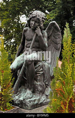 Figura di angelo su una tomba del XIX secolo al Cimitero di St. John, fondata nel XIII secolo, Johannisstrasse 55, Norimberga Foto Stock