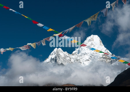 Il possente picco di Ama Dablam nella regione dell Everest del Nepal Foto Stock