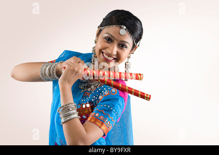 Gujarati donna eseguendo dandiya Foto Stock