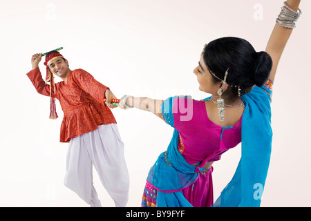 Gujarati giovane eseguendo dandiya Foto Stock