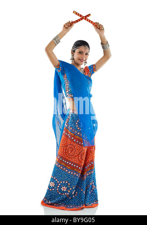 Gujarati donna eseguendo dandiya Foto Stock