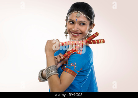 Gujarati donna eseguendo dandiya Foto Stock