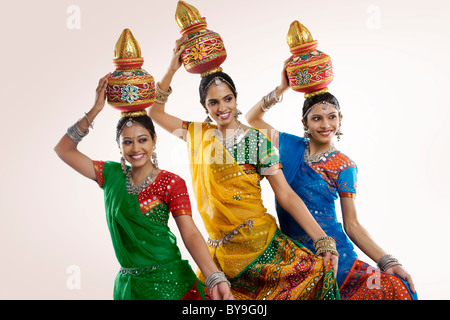 Gujarati donne tenendo un kalash Foto Stock