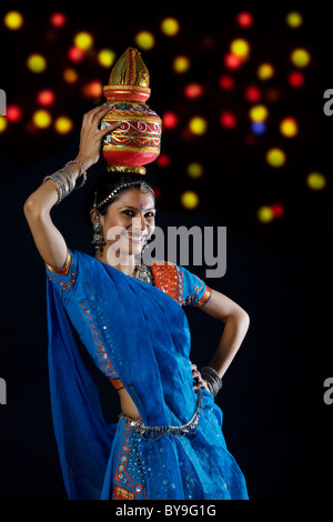 Gujarati donna tenendo un kalash Foto Stock