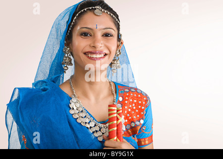 Gujarati donna con bastoni dandiya Foto Stock