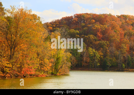 In piedi sul lago di pietra, pietra permanente del parco statale, Hilham, Tennessee, Stati Uniti d'America Foto Stock