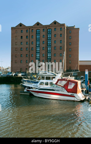 Pleasurecraft ormeggiato per appartamenti a Hull Marina, Humberside Foto Stock