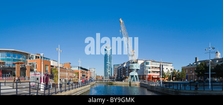 Panorama di Gunwharf Quays con gru di banchina e il numero di una torre o rossetto, Portsmouth, Hampshire, Inghilterra, Regno Unito Foto Stock