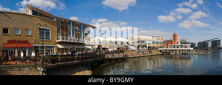 Panorama della Baia di Cardiff con il Mermaid Quay e l'Edificio Pierhead oltre il porto interno, Cardiff Caerdydd, South Glamorgan Foto Stock