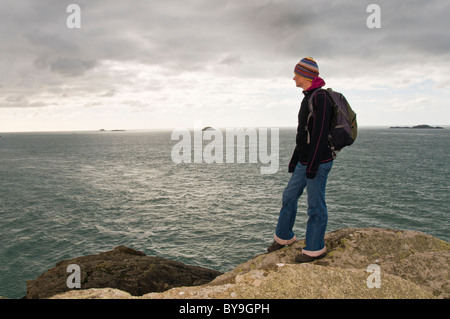 Donna in piedi sulla scogliera in Pembrokeshire Foto Stock