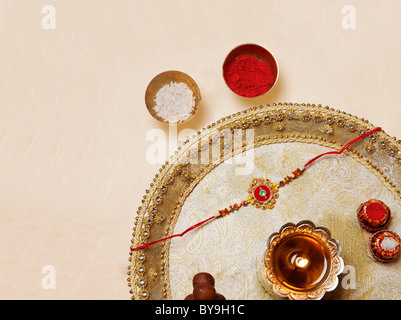 Rakhi e diya in un vassoio Foto Stock