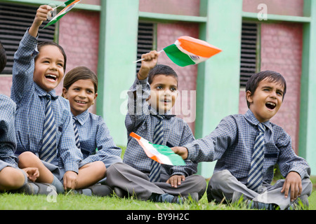 Ragazzi delle scuole tenendo la bandiera indiana Foto Stock