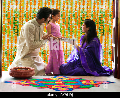 Famiglia facendo una rangoli Foto Stock