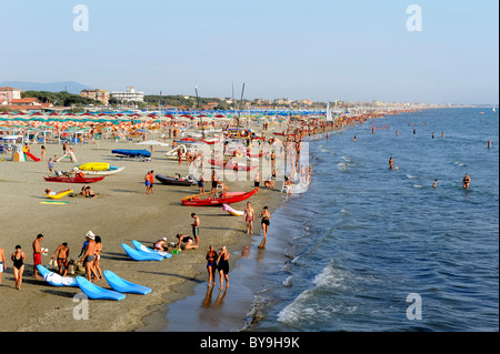 La spiaggia di Marina di Pietrasanta vicino a Forte dei Marmi , Versilia in Toscana , Italia Foto Stock