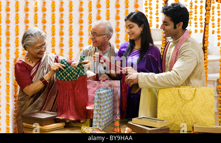 Famiglia guardando diwali doni Foto Stock