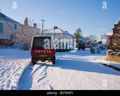 Una Toyota la trazione a quattro ruote motrici il veicolo parcheggiato in una coperta di neve village street. Wrington, North Somerset, Inghilterra Foto Stock