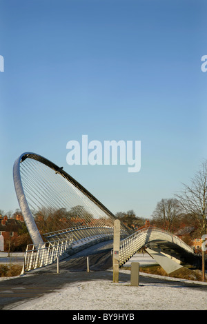 Il Millennium Bridge sul fiume Ouse, York, North Yorkshire, Inghilterra, d'inverno. Foto Stock