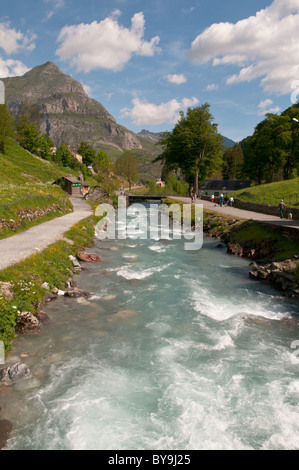 Gavarnie fiume guardando indietro verso il villaggio di Gavarnie. Parco nazionale des Pyrenees, Pirenei, Francia. giugno. Foto Stock