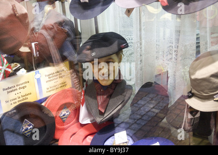 Spagna, Bilbao Sombreria Gorostiaga Boina il distintivo berretto basco in  vendita nel negozio finestra Foto stock - Alamy