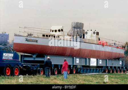 Il restaurato 1894 turbina a vapore nave Turbinia viene spostata attraverso la Newcastle sul Tyne per diventare un museo. Foto Stock