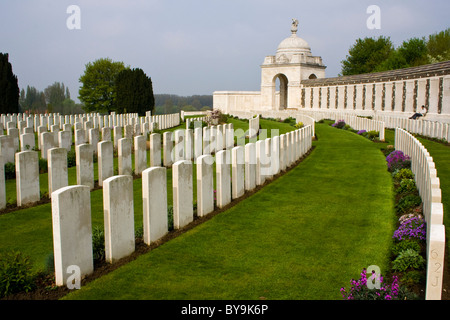 Righe di lapidi a Tyne Cot cimitero dei caduti della Prima Guerra Mondiale Foto Stock
