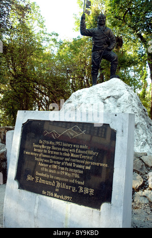 Una statua e la placca onori Tensing Sherpa, Everest hero, a Darjeeling Himalayan dell Istituto di alpinismo Foto Stock