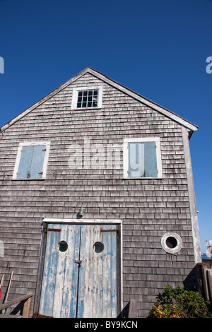 Weathered, vecchio rustico, cedro casa incastrata sul Cape Cod. Foto Stock