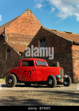 1932 Ford tre coupé di finestra di flathead V8 hot rod in rosso Foto Stock