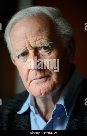 John Le Carre (David John Moore Cornwell) in una casa vicino a Penzance, Cornwall Sep 2007 Foto Stock