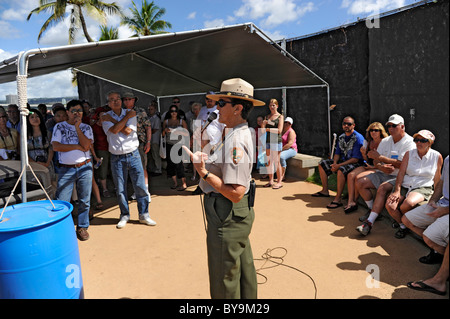 Parco nazionale di servizio spiega Ranger USS Arizona Memorial a Pearl Harbor Pacific National Monument Hawaii corazzata fila Foto Stock