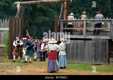 Stati Uniti d'America, Washington, Tacoma. Fort Nisqually museo vivente di storia; 1850s Hudson's Bay brigata di cacciatori di pellicce arrivo rievocazione storica. Foto Stock