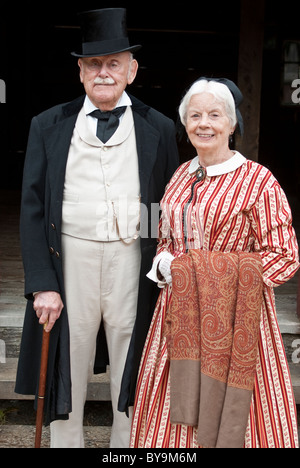 Stati Uniti d'America, Washington, Tacoma. Fort Nisqually museo vivente di storia; 1850s periodo coppia di anziani reenactors. (MR) Foto Stock