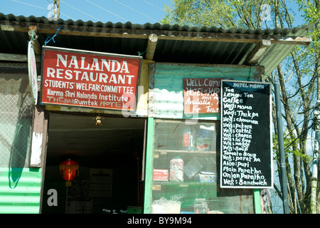 Un modesto chiosco al di fuori del monastero di Rumtek in Sikkim offre bevande e snack e fast food per studenti e visitatori Foto Stock