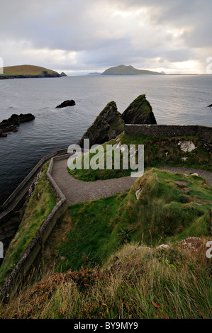 A Dunquin pier oceano Atlantico e Inishtooskert isole Blasket penisola di Dingle contea di Kerry Irlanda Foto Stock