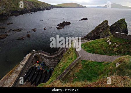 A Dunquin pier oceano Atlantico e Inishtooskert isole Blasket penisola di Dingle contea di Kerry Irlanda Foto Stock