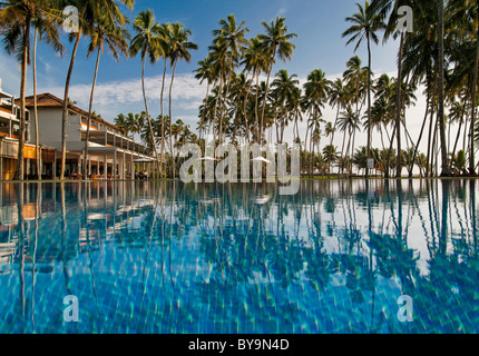 Sri lanka wadduwa acque blu hotel turist piscina Foto Stock