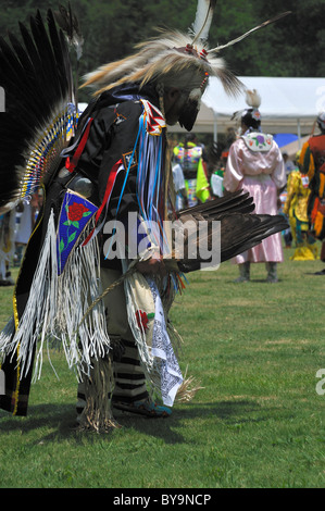 Un nativo americano Pow Wow dancer trasporta una piuma ventola mentre in ballo la concorrenza tradizionale del Cherokee Pow Wow Foto Stock