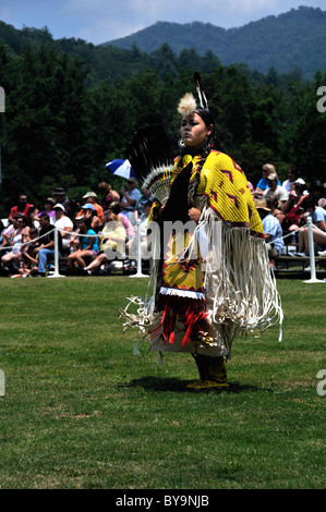 Un giovane ballerino si prepara a competere in scialle concorso di ballo del Cherokee Pow Wow in Cherokee, Carolina del Nord Foto Stock