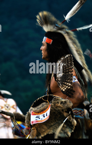 Un Pow Wow ballerino in abito tradizionale si prepara a competere.al Cherokee Prenotazione nelle Smoky Mountains del North Carolina Foto Stock