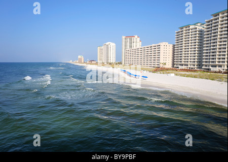 Condominums lungo la linea costiera della Navarra Beach, Florida, sull'Isola di Santa Rosa Foto Stock