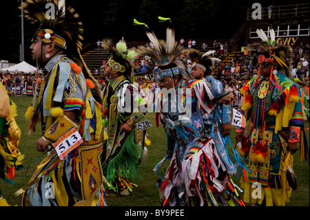 Native American ballerini sfilano insieme nella grande entrata al Cherokee annuale di Pow Wow Foto Stock