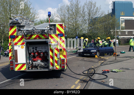 Fireman utilizzando apparecchiatura di taglio Foto Stock