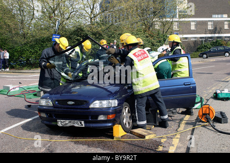 I vigili del fuoco utilizzando strumenti di salvataggio Foto Stock