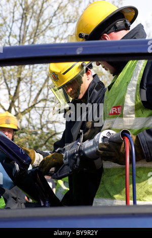 Fireman utilizzando apparecchiatura di taglio Foto Stock