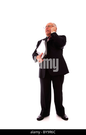 Imprenditore senior parlando sul suo cellulare (isolato su bianco) Foto Stock