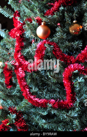 Decorazione per albero di natale appeso su albero Foto Stock