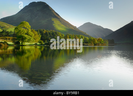 Yewbarrow e grande timpano riflette in Wastwater su una tranquilla e soleggiata mattinata estiva nel Lake District inglese Foto Stock