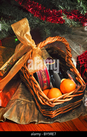 Christmaas doni sotto albero di natale Foto Stock