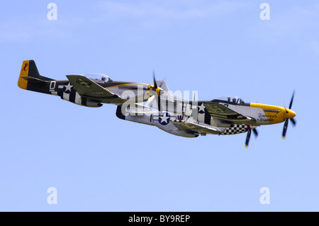 North American P-51D Mustang fighters percorse dai Cavalieri visualizzazione a Duxford Flying Legends Airshow di Foto Stock