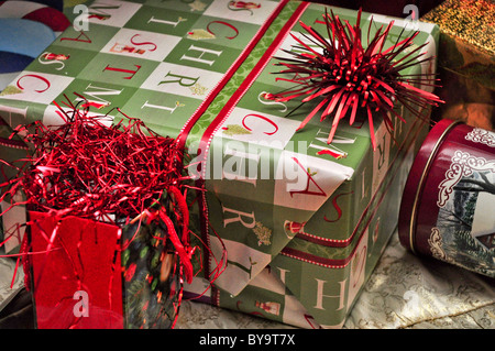 Christmaas doni sotto albero di natale Foto Stock